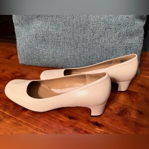 Naturalizer Cream Heeled Shoes